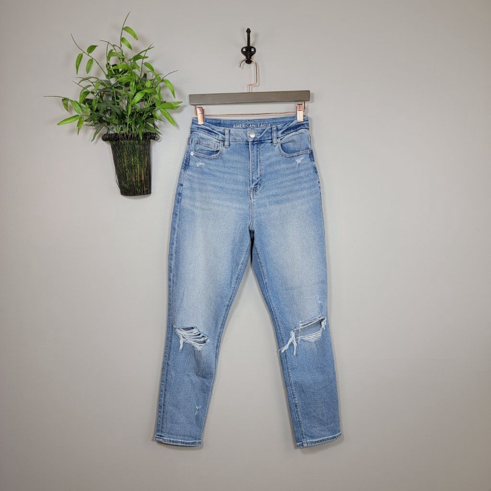 American Eagle High Rise Curvy Mom Jeans Tapered Leg Light Blue Distressed AE 4